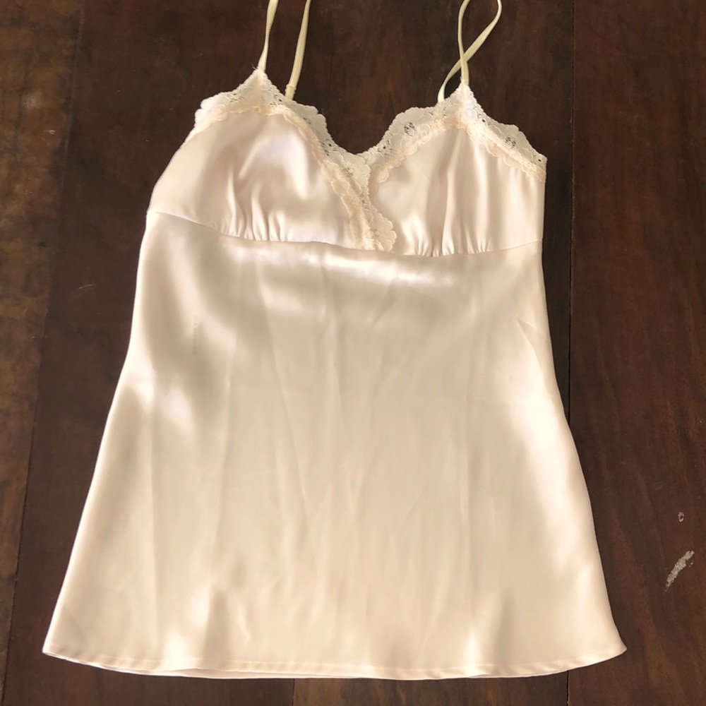 Very pretty tank top made by Rampage. It is a size medium.